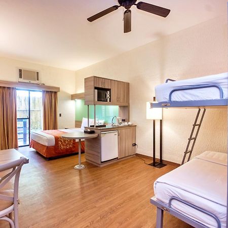 Microtel By Wyndham Boracay Balabag  Екстер'єр фото