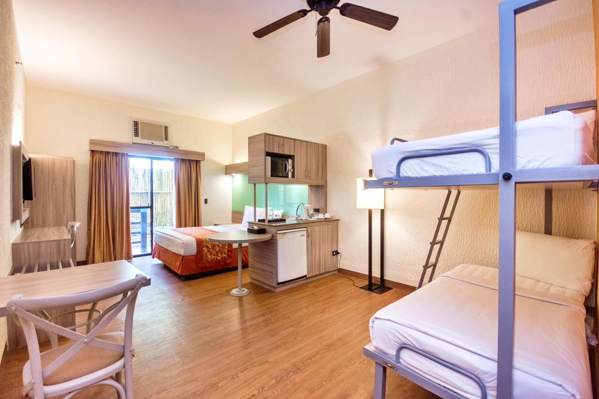 Microtel By Wyndham Boracay Balabag  Екстер'єр фото