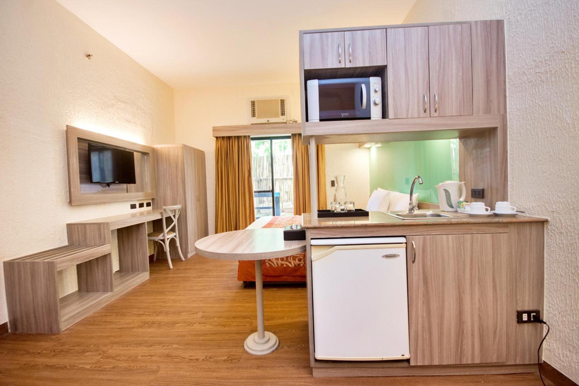 Microtel By Wyndham Boracay Balabag  Екстер'єр фото