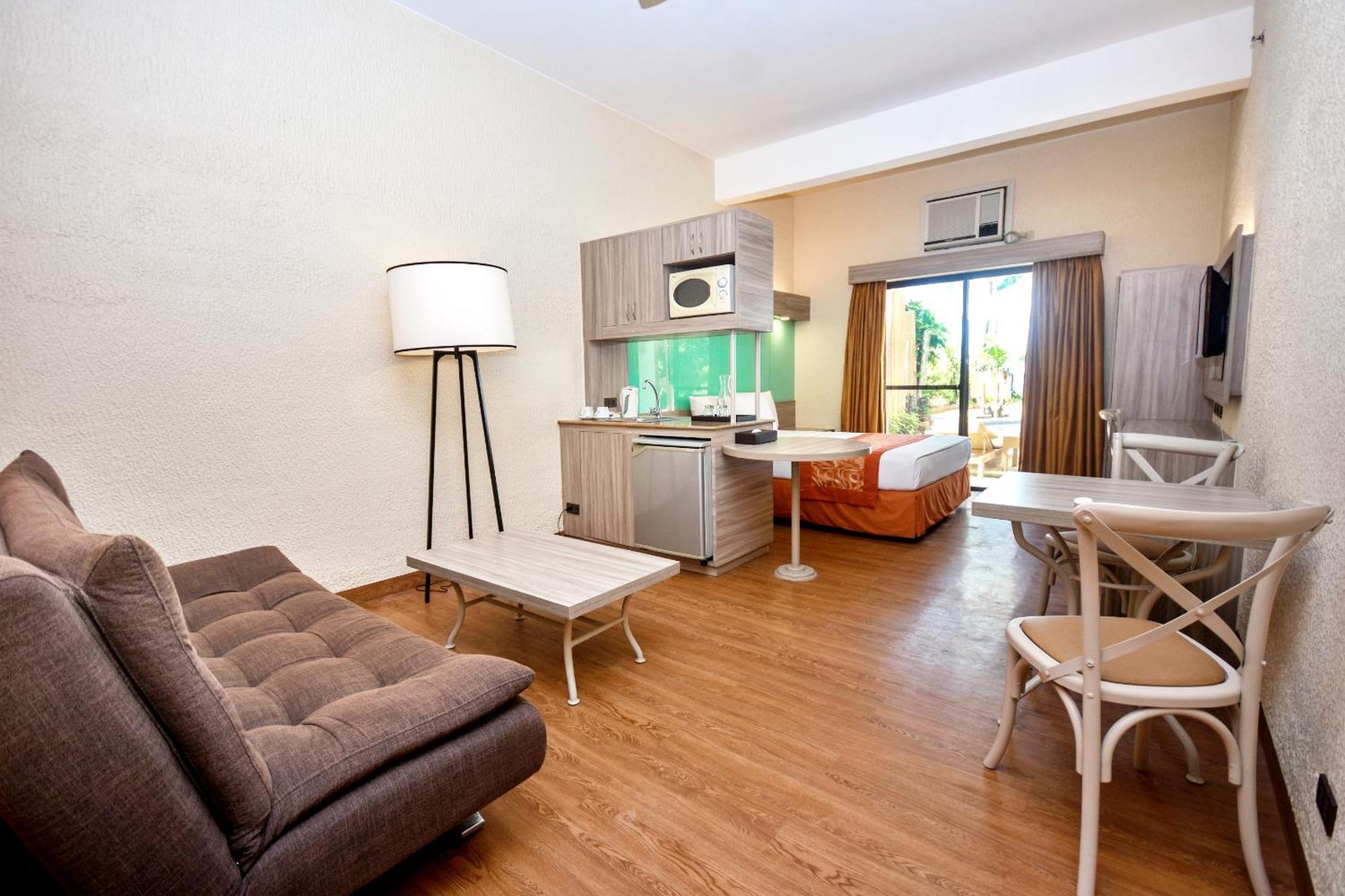 Microtel By Wyndham Boracay Balabag  Екстер'єр фото